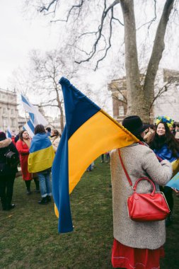 Hükümetin, Londra 'nın 124; İngiltere - 2022.03.13: Ukrayna halkı protesto ediyor, binlercesi Rusya' ya İngiliz Hükümeti, AB ve ABD 'den Ukrayna' daki savaşı durdurmak için daha sert yaptırımlar talep etmek için toplandı