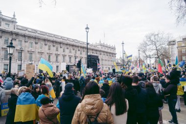 Hükümetin, Londra 'nın 124; İngiltere - 2022.03.13: Ukrayna halkı protesto ediyor, binlercesi Rusya' ya İngiliz Hükümeti, AB ve ABD 'den Ukrayna' daki savaşı durdurmak için daha sert yaptırımlar talep etmek için toplandı