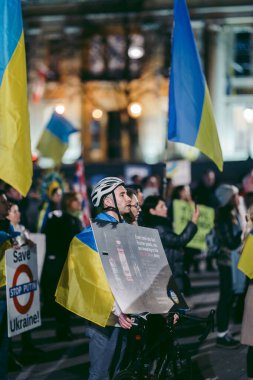 Trafalgar Meydanı, Londra the 124; İngiltere - 2022,03.15: Ukrayna halkı protesto etti, binlercesi Ukrayna 'daki savaşı durdurmak için Rusya' ya İngiliz Hükümeti, AB ve ABD 'den daha sert yaptırımlar talep etmek için toplandı