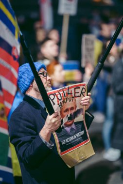Trafalgar Meydanı, Londra the 124; İngiltere - 2022,03.15: Ukrayna halkı protesto etti, binlercesi Ukrayna 'daki savaşı durdurmak için Rusya' ya İngiliz Hükümeti, AB ve ABD 'den daha sert yaptırımlar talep etmek için toplandı