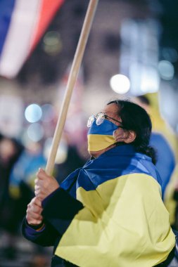 Trafalgar Meydanı, Londra the 124; İngiltere - 2022,03.15: Ukrayna halkı protesto etti, binlercesi Ukrayna 'daki savaşı durdurmak için Rusya' ya İngiliz Hükümeti, AB ve ABD 'den daha sert yaptırımlar talep etmek için toplandı