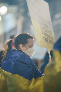 Trafalgar Meydanı, Londra the 124; İngiltere - 2022,03.15: Ukrayna halkı protesto etti, binlercesi Ukrayna 'daki savaşı durdurmak için Rusya' ya İngiliz Hükümeti, AB ve ABD 'den daha sert yaptırımlar talep etmek için toplandı