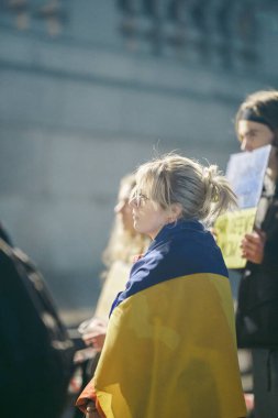 Trafalgar Meydanı, Londra the 124; İngiltere - 2022,03.15: Ukrayna halkı protesto etti, binlercesi Ukrayna 'daki savaşı durdurmak için Rusya' ya İngiliz Hükümeti, AB ve ABD 'den daha sert yaptırımlar talep etmek için toplandı