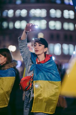 Trafalgar Meydanı, Londra the 124; İngiltere - 2022,03.15: Ukrayna halkı protesto etti, binlercesi Ukrayna 'daki savaşı durdurmak için Rusya' ya İngiliz Hükümeti, AB ve ABD 'den daha sert yaptırımlar talep etmek için toplandı