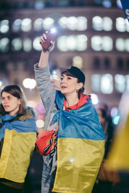 Trafalgar Meydanı, Londra the 124; İngiltere - 2022,03.15: Ukrayna halkı protesto etti, binlercesi Ukrayna 'daki savaşı durdurmak için Rusya' ya İngiliz Hükümeti, AB ve ABD 'den daha sert yaptırımlar talep etmek için toplandı