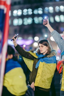 Trafalgar Meydanı, Londra the 124; İngiltere - 2022,03.15: Ukrayna halkı protesto etti, binlercesi Ukrayna 'daki savaşı durdurmak için Rusya' ya İngiliz Hükümeti, AB ve ABD 'den daha sert yaptırımlar talep etmek için toplandı