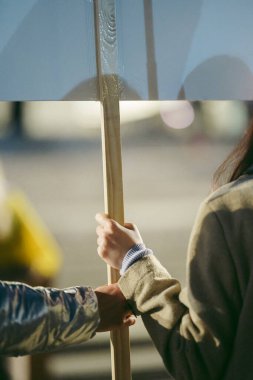Trafalgar Meydanı, Londra the 124; İngiltere - 2022,03.15: Ukrayna halkı protesto etti, binlercesi Ukrayna 'daki savaşı durdurmak için Rusya' ya İngiliz Hükümeti, AB ve ABD 'den daha sert yaptırımlar talep etmek için toplandı