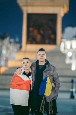 Trafalgar Meydanı, Londra the 124; İngiltere - 2022,03.15: Ukrayna halkı protesto etti, binlercesi Ukrayna 'daki savaşı durdurmak için Rusya' ya İngiliz Hükümeti, AB ve ABD 'den daha sert yaptırımlar talep etmek için toplandı