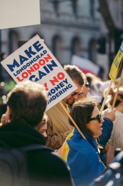 Hükümet, Londra, 124; İngiltere - 2022,03.19: Ukrayna halkı protesto etti, binlercesi Ukrayna 'daki savaşı durdurmak için Rusya' ya İngiliz Hükümeti, AB ve ABD 'den daha sert yaptırımlar talep etmek için toplandı