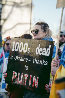 Hükümet, Londra, 124; İngiltere - 2022,03.19: Ukrayna halkı protesto etti, binlercesi Ukrayna 'daki savaşı durdurmak için Rusya' ya İngiliz Hükümeti, AB ve ABD 'den daha sert yaptırımlar talep etmek için toplandı