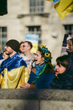 Hükümet, Londra, 124; İngiltere - 2022,03.19: Ukrayna halkı protesto etti, binlercesi Ukrayna 'daki savaşı durdurmak için Rusya' ya İngiliz Hükümeti, AB ve ABD 'den daha sert yaptırımlar talep etmek için toplandı
