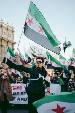 Hükümetin, Londra 'nın 124; İngiltere - 2022.03.19: Suriye ve Ukrayna halkı Rusya' ya İngiliz Hükümeti, AB ve ABD 'den Ukrayna' daki savaşı durdurmak için daha sert yaptırımlar talep etmek üzere toplandı.