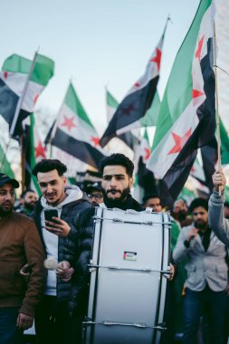 Hükümetin, Londra 'nın 124; İngiltere - 2022.03.19: Suriye ve Ukrayna halkı Rusya' ya İngiliz Hükümeti, AB ve ABD 'den Ukrayna' daki savaşı durdurmak için daha sert yaptırımlar talep etmek üzere toplandı.