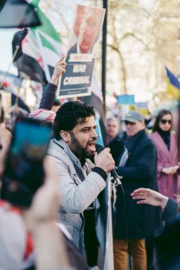 Hükümetin, Londra 'nın 124; İngiltere - 2022.03.19: Suriye ve Ukrayna halkı Rusya' ya İngiliz Hükümeti, AB ve ABD 'den Ukrayna' daki savaşı durdurmak için daha sert yaptırımlar talep etmek üzere toplandı.