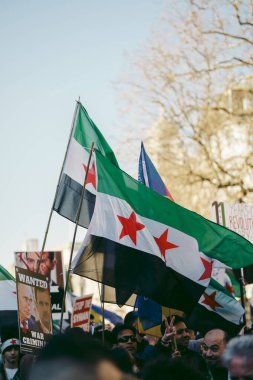 Hükümetin, Londra 'nın 124; İngiltere - 2022.03.19: Suriye ve Ukrayna halkı Rusya' ya İngiliz Hükümeti, AB ve ABD 'den Ukrayna' daki savaşı durdurmak için daha sert yaptırımlar talep etmek üzere toplandı.