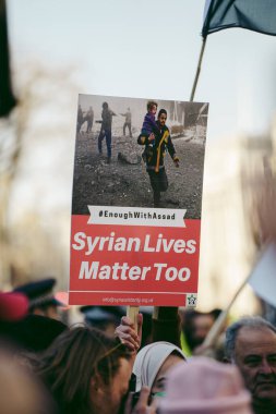 Hükümetin, Londra 'nın 124; İngiltere - 2022.03.19: Suriye ve Ukrayna halkı Rusya' ya İngiliz Hükümeti, AB ve ABD 'den Ukrayna' daki savaşı durdurmak için daha sert yaptırımlar talep etmek üzere toplandı.