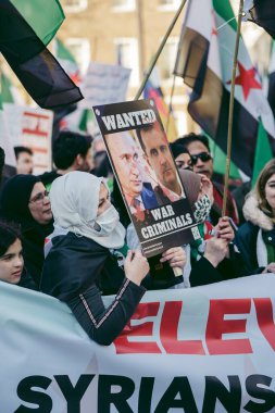 Hükümetin, Londra 'nın 124; İngiltere - 2022.03.19: Suriye ve Ukrayna halkı Rusya' ya İngiliz Hükümeti, AB ve ABD 'den Ukrayna' daki savaşı durdurmak için daha sert yaptırımlar talep etmek üzere toplandı.