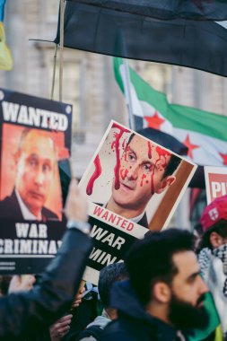 Hükümetin, Londra 'nın 124; İngiltere - 2022.03.19: Suriye ve Ukrayna halkı Rusya' ya İngiliz Hükümeti, AB ve ABD 'den Ukrayna' daki savaşı durdurmak için daha sert yaptırımlar talep etmek üzere toplandı.