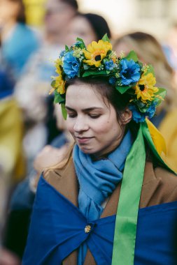Hükümet, Londra, 124; İngiltere - 2022,03.19: Ukrayna halkı protesto etti, binlercesi Ukrayna 'daki savaşı durdurmak için Rusya' ya İngiliz Hükümeti, AB ve ABD 'den daha sert yaptırımlar talep etmek için toplandı