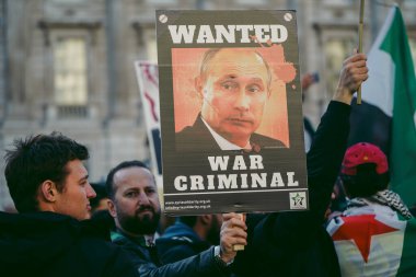 Hükümetin, Londra 'nın 124; İngiltere - 2022.03.19: Suriye ve Ukrayna halkı Rusya' ya İngiliz Hükümeti, AB ve ABD 'den Ukrayna' daki savaşı durdurmak için daha sert yaptırımlar talep etmek üzere toplandı.