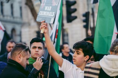 Hükümetin, Londra 'nın 124; İngiltere - 2022.03.19: Suriye ve Ukrayna halkı Rusya' ya İngiliz Hükümeti, AB ve ABD 'den Ukrayna' daki savaşı durdurmak için daha sert yaptırımlar talep etmek üzere toplandı.