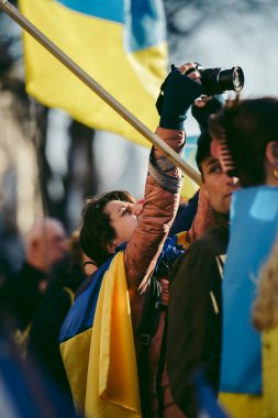 Hükümet, Londra, 124; İngiltere - 2022,03.19: Ukrayna halkı protesto etti, binlercesi Ukrayna 'daki savaşı durdurmak için Rusya' ya İngiliz Hükümeti, AB ve ABD 'den daha sert yaptırımlar talep etmek için toplandı