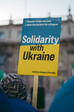 Hükümet, Londra, 124; İngiltere - 2022,03.19: Ukrayna halkı protesto etti, binlercesi Ukrayna 'daki savaşı durdurmak için Rusya' ya İngiliz Hükümeti, AB ve ABD 'den daha sert yaptırımlar talep etmek için toplandı