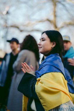 Hükümet, Londra, 124; İngiltere - 2022,03.19: Ukrayna halkı protesto etti, binlercesi Ukrayna 'daki savaşı durdurmak için Rusya' ya İngiliz Hükümeti, AB ve ABD 'den daha sert yaptırımlar talep etmek için toplandı