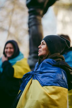 Hükümet, Londra, 124; İngiltere - 2022,03.19: Ukrayna halkı protesto etti, binlercesi Ukrayna 'daki savaşı durdurmak için Rusya' ya İngiliz Hükümeti, AB ve ABD 'den daha sert yaptırımlar talep etmek için toplandı