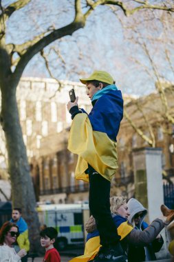 Hükümet, Londra, 124; İngiltere - 2022,03.19: Ukrayna halkı protesto etti, binlercesi Ukrayna 'daki savaşı durdurmak için Rusya' ya İngiliz Hükümeti, AB ve ABD 'den daha sert yaptırımlar talep etmek için toplandı