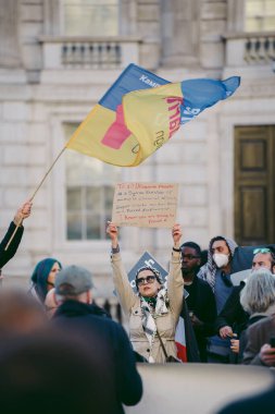 Hükümet, Londra, 124; İngiltere - 2022,03.19: Ukrayna halkı protesto etti, binlercesi Ukrayna 'daki savaşı durdurmak için Rusya' ya İngiliz Hükümeti, AB ve ABD 'den daha sert yaptırımlar talep etmek için toplandı