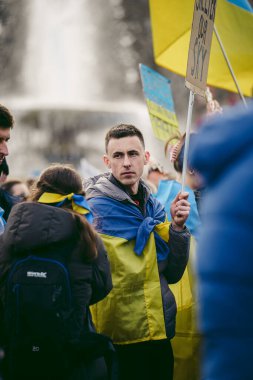 Trafalgar Meydanı, Londra the 124; İngiltere - 2022.03.20: Ukrayna halkı protesto ediyor, binlercesi Rusya 'ya İngiliz Hükümeti, AB ve ABD' den Ukrayna 'daki savaşı durdurmak için daha sert yaptırımlar talep ediyor