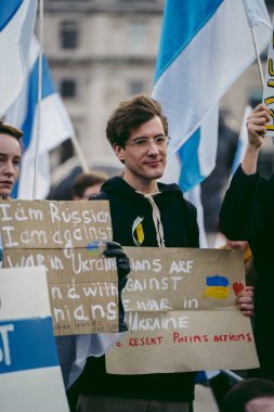 Trafalgar Meydanı, Londra the 124; İngiltere - 2022.03.20: Ukrayna halkı protesto ediyor, binlercesi Rusya 'ya İngiliz Hükümeti, AB ve ABD' den Ukrayna 'daki savaşı durdurmak için daha sert yaptırımlar talep ediyor