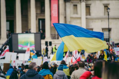 Trafalgar Meydanı, Londra the 124; İngiltere - 2022.03.20: Ukrayna halkı protesto ediyor, binlercesi Rusya 'ya İngiliz Hükümeti, AB ve ABD' den Ukrayna 'daki savaşı durdurmak için daha sert yaptırımlar talep ediyor