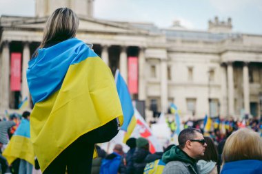 Trafalgar Meydanı, Londra the 124; İngiltere - 2022.03.20: Ukrayna halkı protesto ediyor, binlercesi Rusya 'ya İngiliz Hükümeti, AB ve ABD' den Ukrayna 'daki savaşı durdurmak için daha sert yaptırımlar talep ediyor