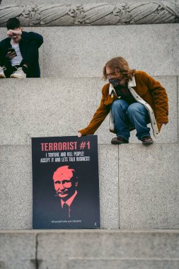Trafalgar Meydanı, Londra the 124; İngiltere - 2022.03.20: Ukrayna halkı protesto ediyor, binlercesi Rusya 'ya İngiliz Hükümeti, AB ve ABD' den Ukrayna 'daki savaşı durdurmak için daha sert yaptırımlar talep ediyor