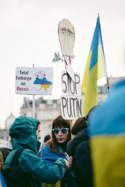 Trafalgar Meydanı, Londra the 124; İngiltere - 2022.03.20: Ukrayna halkı protesto ediyor, binlercesi Rusya 'ya İngiliz Hükümeti, AB ve ABD' den Ukrayna 'daki savaşı durdurmak için daha sert yaptırımlar talep ediyor