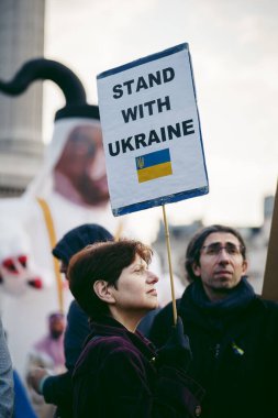Trafalgar Meydanı, Londra the 124; İngiltere - 2022.03.20: Ukrayna halkı protesto ediyor, binlercesi Rusya 'ya İngiliz Hükümeti, AB ve ABD' den Ukrayna 'daki savaşı durdurmak için daha sert yaptırımlar talep ediyor