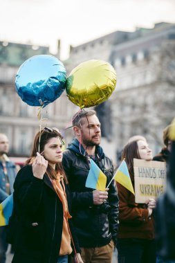 Trafalgar Meydanı, Londra the 124; İngiltere - 2022.03.20: Ukrayna halkı protesto ediyor, binlercesi Rusya 'ya İngiliz Hükümeti, AB ve ABD' den Ukrayna 'daki savaşı durdurmak için daha sert yaptırımlar talep ediyor
