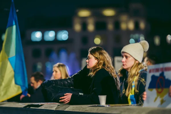 Трафальгарская Площадь Лондон 2022 Украинский Народ Протестует Тысячи Людей Собираются — стоковое фото