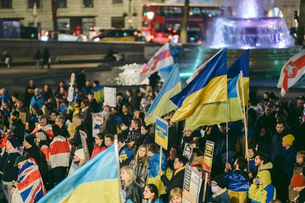 Trafalgar Meydanı, Londra - 124; İngiltere - 2022,03.09: Ukrayna halkı protesto etti, binlercesi Ukrayna 'daki savaşı durdurmak için Rusya' ya İngiliz Hükümeti, AB ve ABD 'den daha sert yaptırımlar talep etmek için toplandı