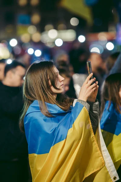 Trafalgar Meydanı, Londra the 124; İngiltere - 2022.03.10: Ukrayna halkı protesto ediyor, binlercesi Rusya 'ya İngiliz Hükümeti, AB ve ABD' den Ukrayna 'daki savaşı durdurmak için daha sert yaptırımlar talep ediyor