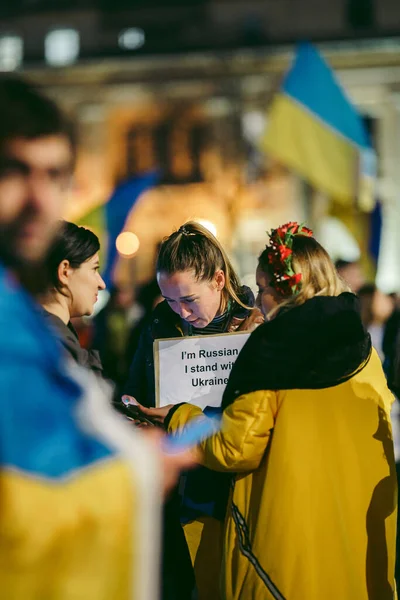 伦敦特拉法加广场 2022 乌克兰人民举行抗议活动 数千人聚集在一起 要求英国政府 欧盟和美国对俄罗斯实施更严厉的制裁 以制止乌克兰战争 — 图库照片