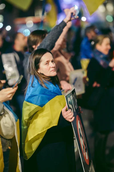 Trafalgar Meydanı, Londra the 124; İngiltere - 2022.03.10: Ukrayna halkı protesto ediyor, binlercesi Rusya 'ya İngiliz Hükümeti, AB ve ABD' den Ukrayna 'daki savaşı durdurmak için daha sert yaptırımlar talep ediyor