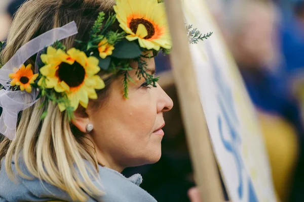 Hükümetin, Londra 'nın 124; İngiltere - 2022.03.12: Ukrayna halkı protesto ediyor, binlercesi Rusya' ya İngiliz Hükümeti, AB ve ABD 'den Ukrayna' daki savaşı durdurmak için daha sert yaptırımlar talep etmek için toplandı