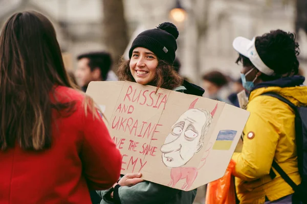 伦敦唐宁街 2022 乌克兰人民举行抗议活动 数千人聚集在一起 要求英国政府 欧盟和美国对俄罗斯实施更严厉的制裁 以制止乌克兰战争 — 图库照片