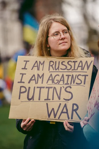 Hükümetin, Londra 'nın 124; İngiltere - 2022.03.13: Ukrayna halkı protesto ediyor, binlercesi Rusya' ya İngiliz Hükümeti, AB ve ABD 'den Ukrayna' daki savaşı durdurmak için daha sert yaptırımlar talep etmek için toplandı