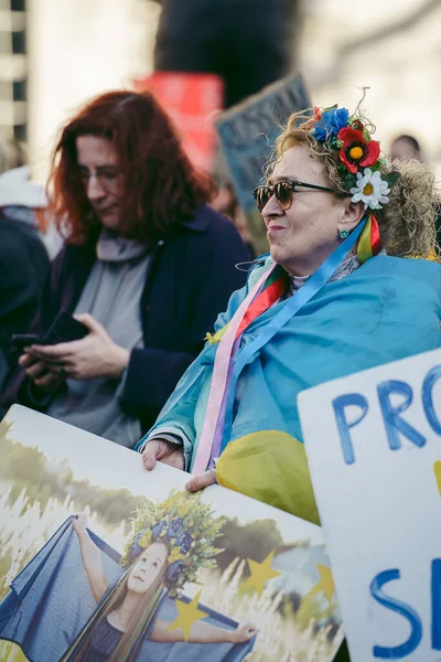 Hükümet, Londra, 124; İngiltere - 2022,03.19: Ukrayna halkı protesto etti, binlercesi Ukrayna 'daki savaşı durdurmak için Rusya' ya İngiliz Hükümeti, AB ve ABD 'den daha sert yaptırımlar talep etmek için toplandı