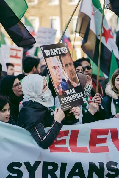 Hükümetin, Londra 'nın 124; İngiltere - 2022.03.19: Suriye ve Ukrayna halkı Rusya' ya İngiliz Hükümeti, AB ve ABD 'den Ukrayna' daki savaşı durdurmak için daha sert yaptırımlar talep etmek üzere toplandı.