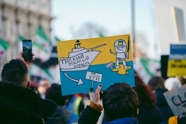 Hükümet, Londra, 124; İngiltere - 2022,03.19: Ukrayna halkı protesto etti, binlercesi Ukrayna 'daki savaşı durdurmak için Rusya' ya İngiliz Hükümeti, AB ve ABD 'den daha sert yaptırımlar talep etmek için toplandı